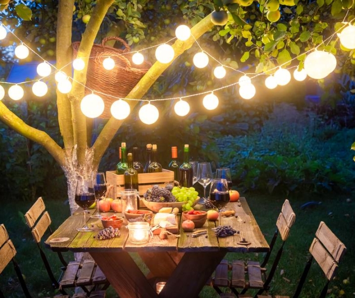 Sprytne sposoby na klimatyczne oświetlenie ogrodu i tarasu