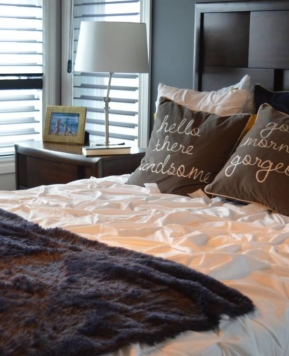 Zagłówek czy ozdobna ściana? Sposoby na aranżację sypialni