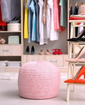 Jak urządzić małą garderobę na poddaszu — nowoczesna garderoba ze skosami