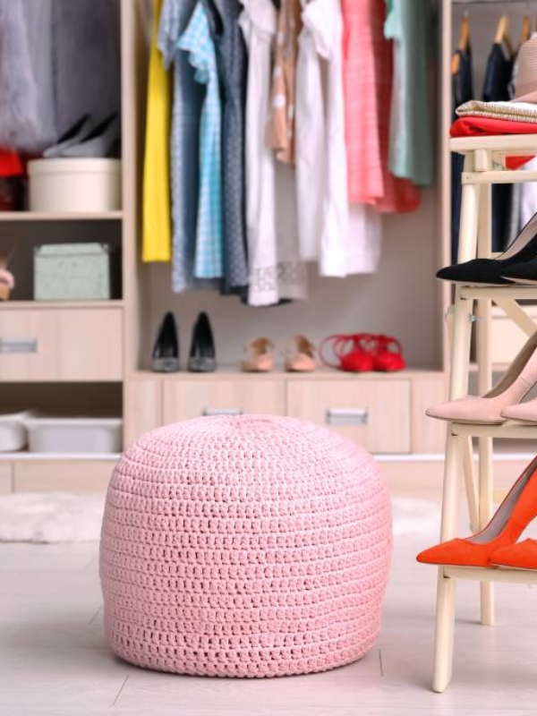 Jak urządzić małą garderobę na poddaszu — nowoczesna garderoba ze skosami