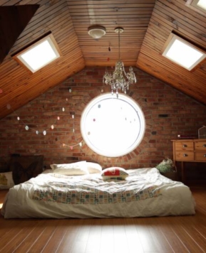 Sypialnia na poddaszu to opcja dla marzycielek. Jak urządzić sypialnię ze skosami?