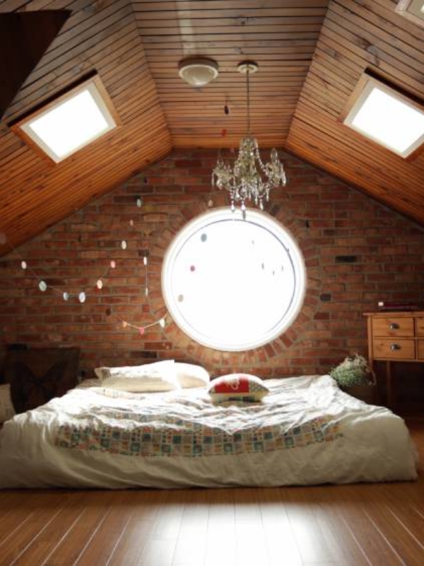 Sypialnia na poddaszu to opcja dla marzycielek. Jak urządzić sypialnię ze skosami?