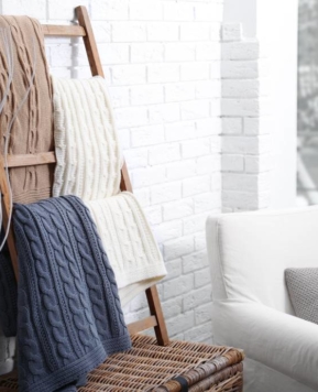 Miękkie, ciepłe pledy i koce – najlepsze na zimowe otulenie