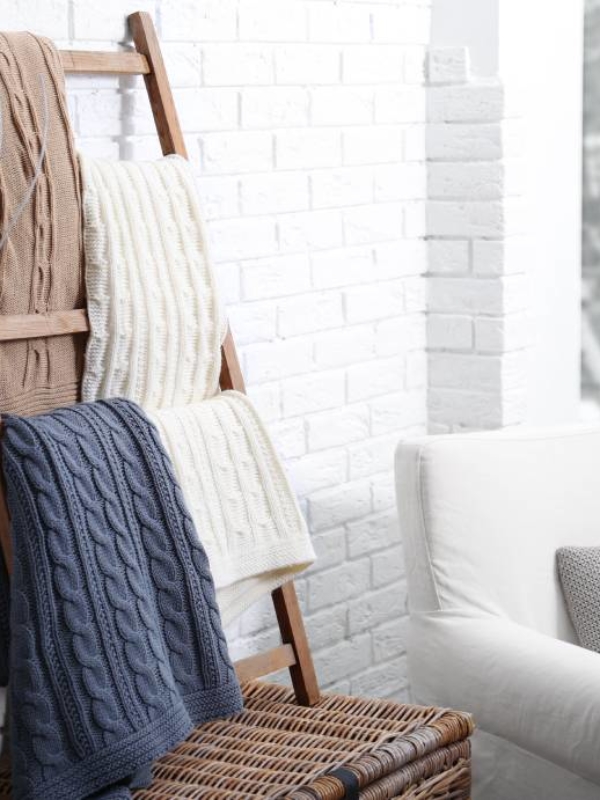 Miękkie, ciepłe pledy i koce – najlepsze na zimowe otulenie