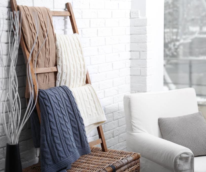 Miękkie, ciepłe pledy i koce – najlepsze na zimowe otulenie