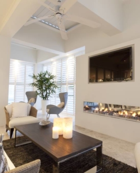 Jak urządzić salon z kominkiem? Kilka pomysłów na przytulne, rodzinne wnętrze