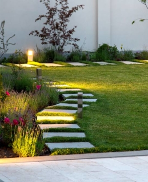 Nastrojowe oświetlenie ogrodu – nowoczesne lampy ogrodowe