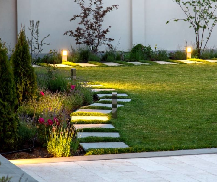 Nastrojowe oświetlenie ogrodu – nowoczesne lampy ogrodowe