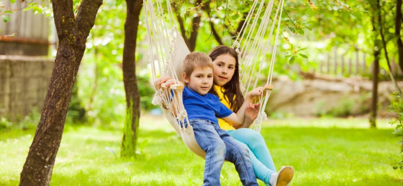 Pomysły na huśtawkę ogrodową ‒ przenieś się do krainy dzieciństwa