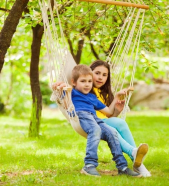 Pomysły na huśtawkę ogrodową ‒ przenieś się do krainy dzieciństwa