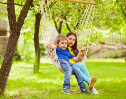 Pomysły na huśtawkę ogrodową ‒ przenieś się do krainy dzieciństwa