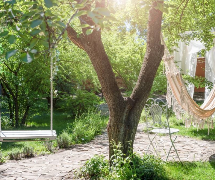 Relaks na świeżym powietrzu – hamak na balkon i na taras